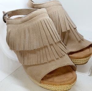 Minnetonka Suede Frindge Espadrilles Style Heel 9